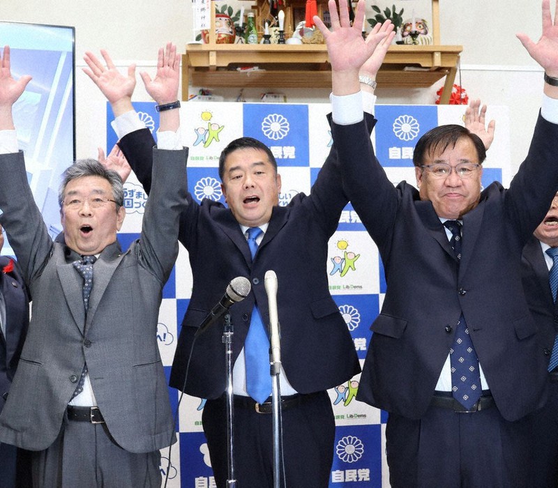 初当選し、支援者と万歳する東国幹氏(中央)=北海道旭川市で31日午後8時18分、土屋信明撮影