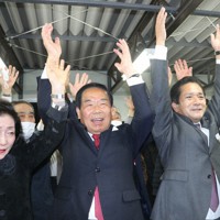 13回目の当選確実の一報を受け、万歳三唱する額賀福志郎氏（中央）＝行方市麻生で2021年10月31日午後8時11分、根本太一撮影