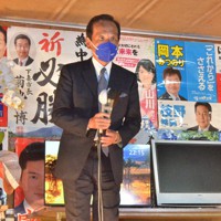 小選挙区の落選確実の報を受け、支持者に頭を下げる中村喜四郎氏＝境町で2021年10月31日午後10時15分、安味伸一撮影