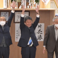 陣営幹部とともに万歳をする茂木敏充氏（中央）＝栃木県足利市南町で2021年10月31日午後8時10分、太田穣撮影