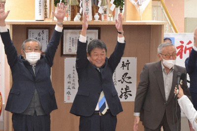 陣営幹部とともに万歳をする茂木敏充氏（中央）＝栃木県足利市南町で2021年10月31日午後8時10分、太田穣撮影