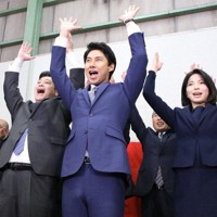 当選確実の報を受け、万歳する中曽根康隆氏（中央）＝前橋市大渡町で2021年10月31日午後8時5分、菊池陽南子撮影