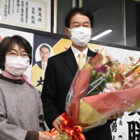 当選確実が伝えられ、支援者から花束を贈られる大島敦氏（右）＝北本市中央の事務所で、2021年10月31日午後8時6分、大平明日香撮影