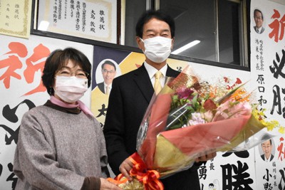当選確実が伝えられ、支援者から花束を贈られる大島敦氏（右）＝北本市中央の事務所で、2021年10月31日午後8時6分、大平明日香撮影