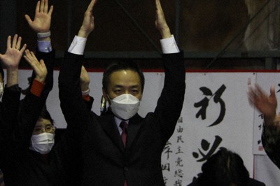 万歳する村井英樹氏＝さいたま市緑区で2021年11月1日午前0時54分、岡礼子撮影