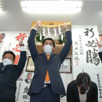 支持者らと万歳する小林鷹之氏（中央）＝八千代市の事務所で2021年10月31日午後8時15分、山本佳孝撮影