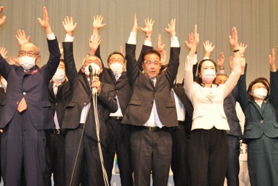 当選確実の報道を受け、万歳をする小森氏（中央）と支援者ら＝金沢市で2021年10月31日午後8時5分、田中将隆撮影