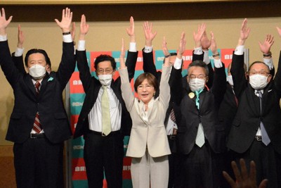 当選確実の報に万歳三唱する稲田朋美氏（中央）＝福井市内のホテルで2021年10月31日午後8時18分、岩間理紀撮影