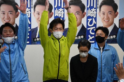 初当選確実の一報を受け、万歳する川崎秀人氏（中央）＝三重県鈴鹿市の選挙事務所で2021年11月1日午前0時18分、大西康裕撮影