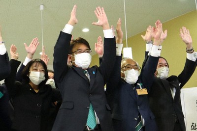 当選確実の報を受け、バンザイする上野賢一郎氏（左から2人目）＝滋賀県長浜市山階町の事務所で2021年10月31日午後8時15分、長谷川隆広撮影
