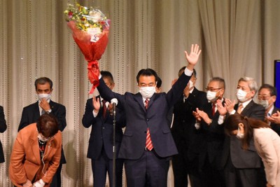 当選を決めて喜ぶ大岡敏孝氏（中央）＝大津市におの浜4のびわ湖大津プリンスホテルで2021年11月1日午前0時37分、諸隈美紗稀撮影