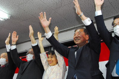 支持者らとバンザイする石破茂氏（右端）＝鳥取市戎町で2021年10月31日午後8時34分、平川哲也撮影
