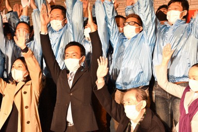 当選確実の知らせを受けてバンザイする平沼正二郎氏（左から2人目）と父の赳夫氏（同3人目）＝岡山県津山市大田の事務所で2021年10月31日午後10時33分、松室花実撮影