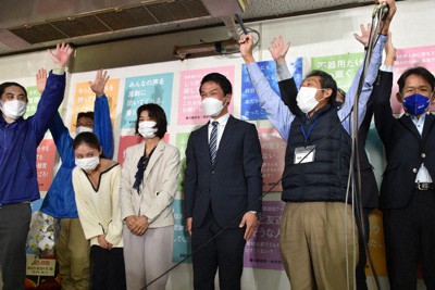 小選挙区で当選確実となり、万歳三唱する支持者らと喜ぶ小川淳也氏（右から2人目）＝高松市三名町の事務所で2021年10月31日午後8時18分、喜田奈那撮影