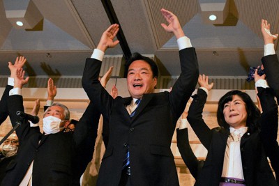「当選確実」の一報を受け、支援者らと万歳をする尾崎正直氏（中央）＝高知市上町2の城西館で2021年10月31日午後8時7分、小宅洋介撮影