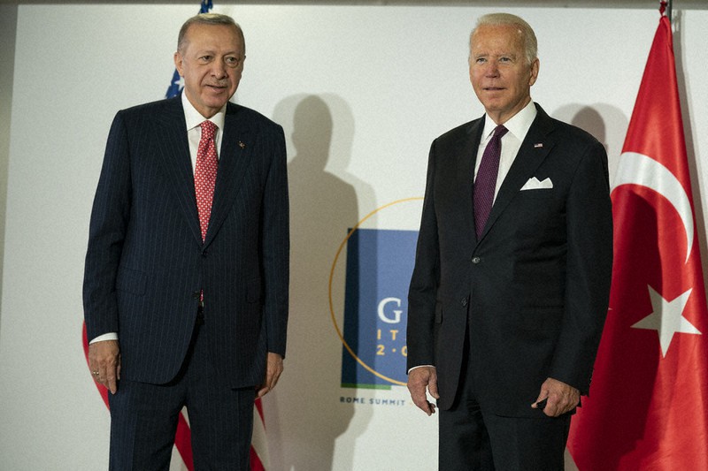 トルコのエルドアン大統領（左）と会談するバイデン米大統領＝ローマで2021年10月31日、AP