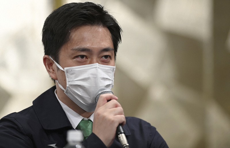 開票状況を受けて記者会見する日本維新の会の吉村洋文副代表=大阪市北区で2021年10月31日午後10時7分、藤井達也撮影