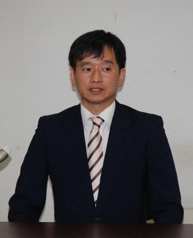 「信頼築き共に歩む」 上越市長選 中川氏に当選証書 /新潟 毎日新聞