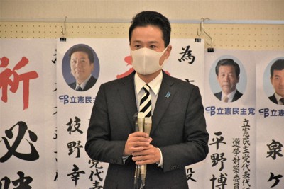 支持者らに向けて再挑戦の意欲を述べる斉木武志氏＝福井県越前市押田2の事務所で2021年1日午前0時43分、大原翔撮影