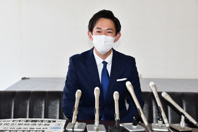 衆院選の結果を伝える朝刊各紙を前に初当選について語る川崎秀人氏＝三重県鈴鹿市算所町の事務所で、大西康裕撮影
