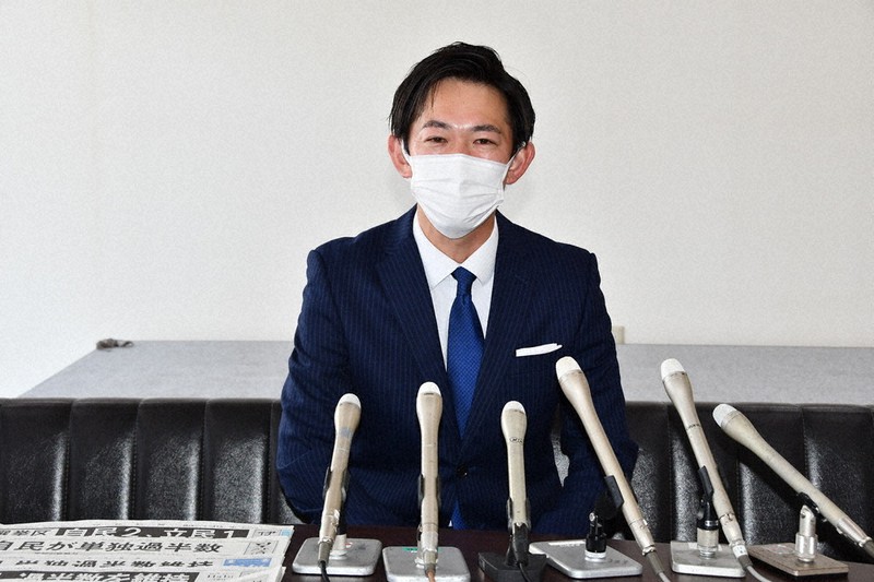 衆院選の結果を伝える朝刊各紙を前に初当選について語る川崎秀人氏＝三重県鈴鹿市算所町の事務所で、大西康裕撮影