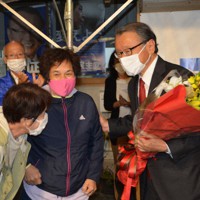 比例で復活当選し、支持者から渡された花束を手にする中川正春氏（右）＝鈴鹿市の事務所前で2021年11月1日午前0時32分、山中尚登撮影