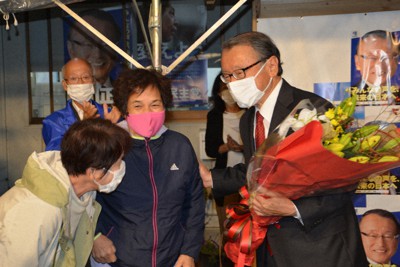 比例で復活当選し、支持者から渡された花束を手にする中川正春氏（右）＝鈴鹿市の事務所前で2021年11月1日午前0時32分、山中尚登撮影