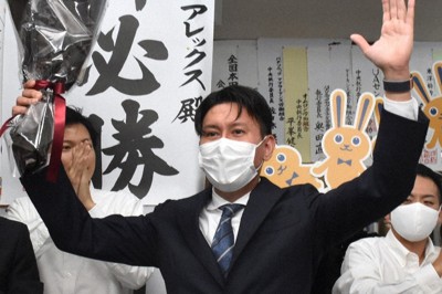 衆院選比例代表で復活当選し、支援者らの拍手に包まれる国民民主党の斎藤アレックス氏＝大津市京町3の事務所で2021年11月1日午前4時26分、菅健吾撮影
