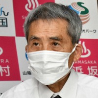 2期目への抱負を語る西村銀三氏＝兵庫県新温泉町で、浜本年弘撮影