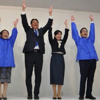 バンザイする湯原俊二氏(左から3人目)＝鳥取県米子市米原5で2021年11月1日午前0時46分、柴崎達矢撮影