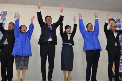バンザイする湯原俊二氏(左から3人目)＝鳥取県米子市米原5で2021年11月1日午前0時46分、柴崎達矢撮影