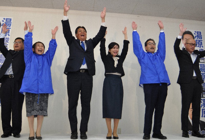 バンザイする湯原俊二氏(左から3人目)＝鳥取県米子市米原5で2021年11月1日午前0時46分、柴崎達矢撮影