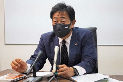 提訴の経緯を説明する原告側弁護団の賀川進太郎弁護士＝岡山市北区で、岩本一希撮影