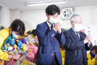 万歳三唱ではなく、手を組んで「ありがとう三唱」をする柚木道義氏（中央）＝岡山県倉敷市四十瀬の事務所で2021年11月1日午前0時18分、岩本一希撮影