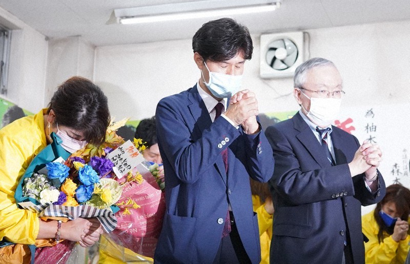 万歳三唱ではなく、手を組んで「ありがとう三唱」をする柚木道義氏(中央)=岡山県倉敷市四十瀬の事務所で2021年11月1日午前0時18分、岩本一希撮影