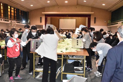 開票作業のため投票箱から投票用紙を取り出すスタッフら＝高松市の高松第一高校で2021年10月31日、西本紗保美撮影