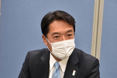 初当選から一夜明け、改めて決意を語る尾崎氏＝高知市桟橋通3の選挙事務所で、北村栞撮影