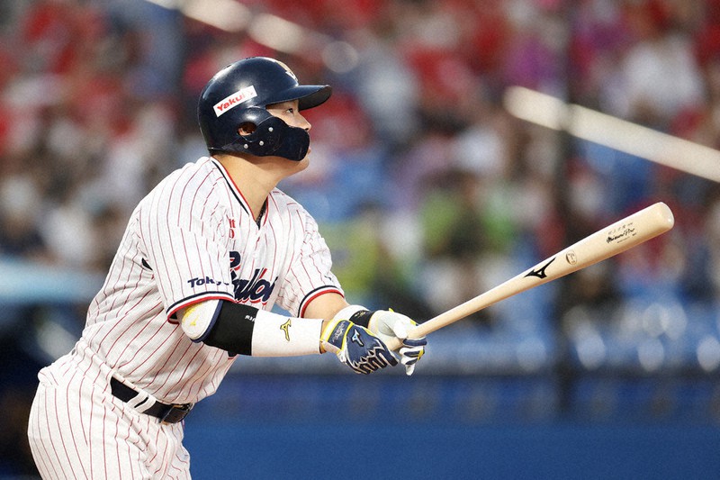 プロ野球 セ 全日程終了 巨人 岡本和 2年連続2冠 ヤクルト 村上 最年少本塁打王 毎日新聞