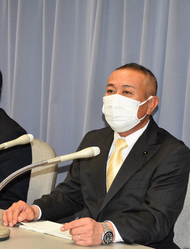 小選挙区の公認候補8人が比例復活も含めて全員当選したことを喜ぶ野崎正蔵・自民党県連幹事長=県庁で2021年11月1日午前11時8分、山田英之撮影