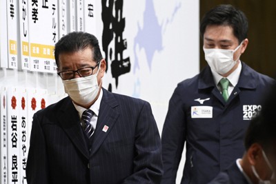 記者会見を終えて退席する日本維新の会の松井一郎代表（左）と吉村洋文副代表＝大阪市北区で2021年10月31日午後10時46分、藤井達也撮影