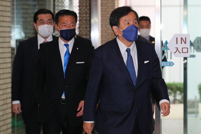 衆院選投開票から一夜明け、連合本部に入る立憲民主党の枝野幸男代表（右）と福山哲郎幹事長（左から2人目）＝東京都千代田区で2021年11月1日午前10時56分、長谷川直亮撮影