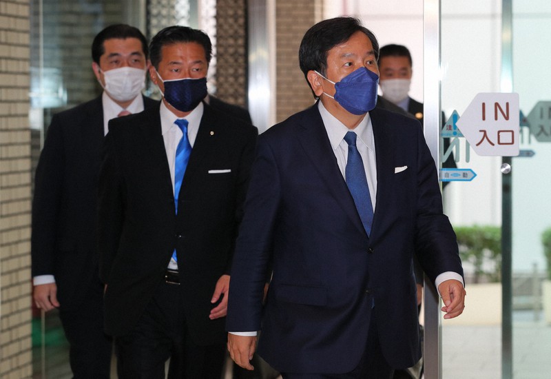 衆院選投開票から一夜明け、連合本部に入る立憲民主党の枝野幸男代表(右)と福山哲郎幹事長(左から2人目)=東京都千代田区で2021年11月1日午前10時56分、長谷川直亮撮影