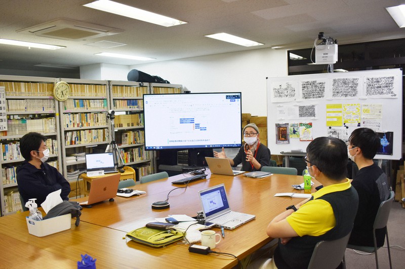 講義を受ける学生たち。オンライン参加の学生もいる。雫穿大学では、自身の不登校の体験などを振り返る「自己研究」が盛んだ=東京都内の同大学で、日本大・山口沙葉撮影