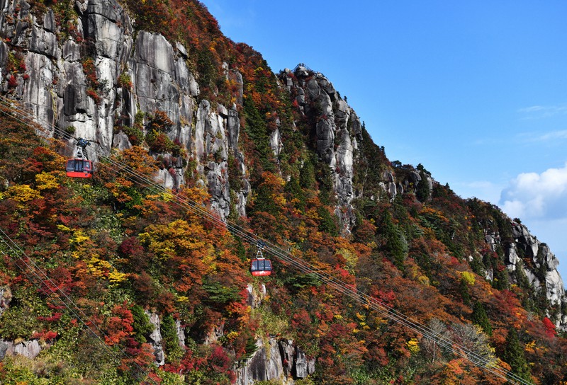山肌を錦に染める御在所岳の紅葉=三重県菰野町で2021年11月2日、兵藤公治撮影