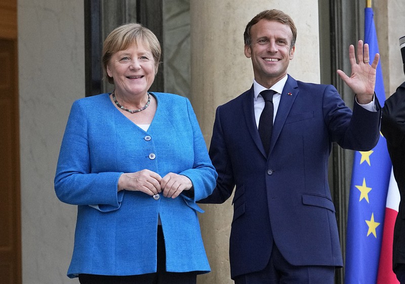エマニュエル・マクロン仏大統領(右)とパリで会談するアンゲラ・メルケル独首相=2021年9月16日、AP