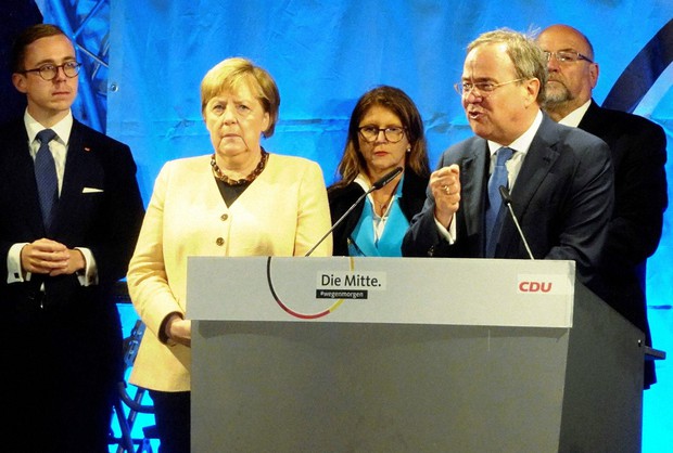 首相候補のラシェット氏(右から2人目)を見守るメルケル首相(左から2人目)=ドイツ北東部シュトラールズントで2021年9月21日、念佛明奈撮影