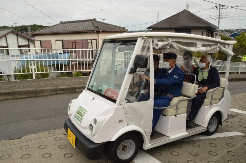 新取手地区で試験運行が行われているグリーンスローモビリティ=茨城県取手市で