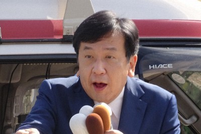 湯原俊二氏の応援に駆け付けた枝野幸男氏＝JR米子駅前のだんだん広場で2021年10月19日午前10時52分、柴崎達矢撮影