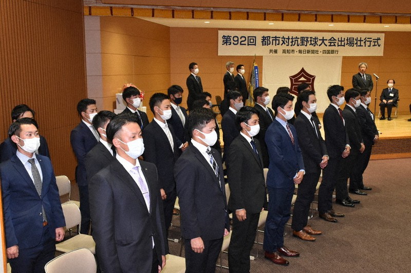 中川監督の決意表明に合わせ起立する四国銀行野球部の選手ら=高知市南はりまや町1の同行本店で2021年11月2日午後2時30分、北村栞撮影