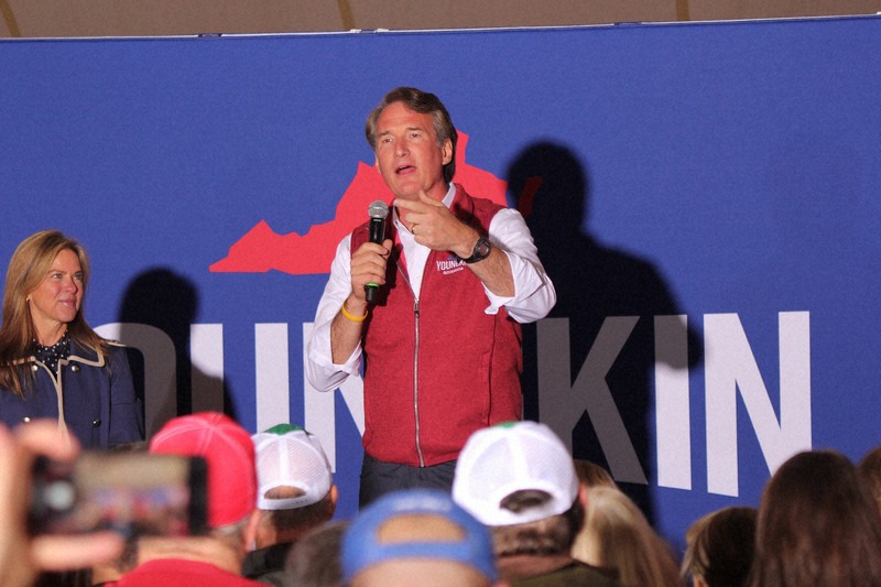 支持者を相手に演説する米南部バージニア州知事選の共和党候補、グレン・ヤンキン氏=同州ワレントンで10月29日、古本陽荘撮影